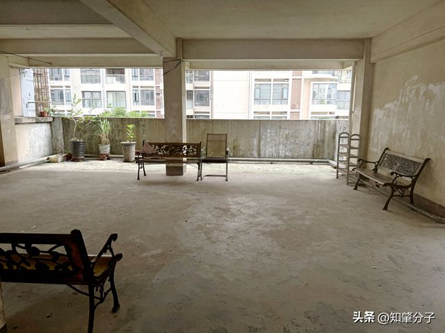 设石凳和石桌还增设了公共晾衣竿凯发携手马竞赛事肇庆这个小区增