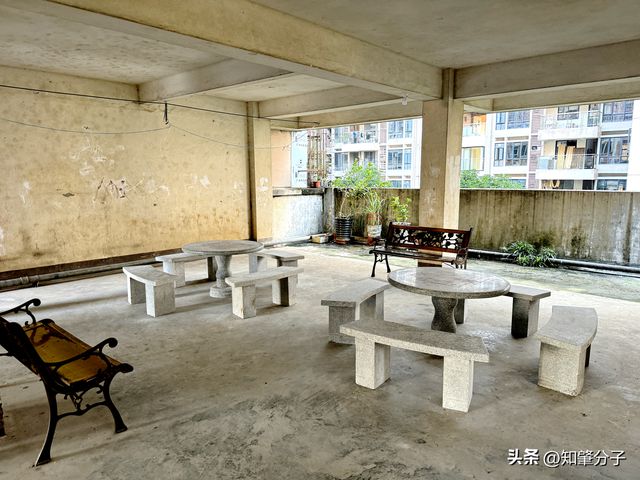 设石凳和石桌还增设了公共晾衣竿凯发携手马竞赛事肇庆这个小区增(图2)