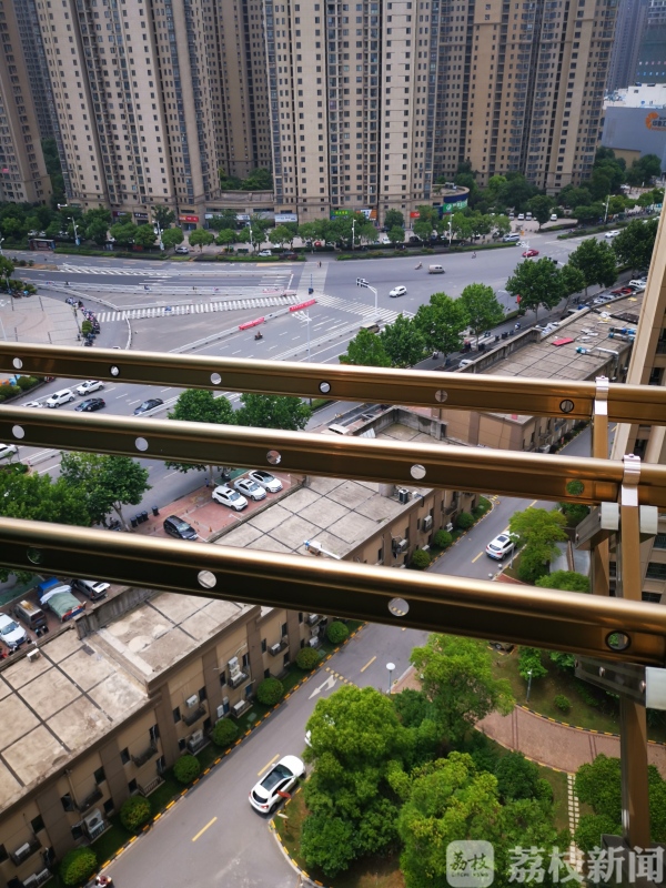 层户外的晾衣架该去该留？凯发赛事合作存坠落隐患高(图3)